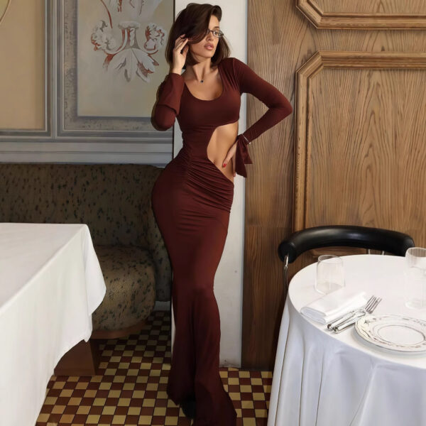 robe à manches longues, col en U, coupe ajustée et ajourée