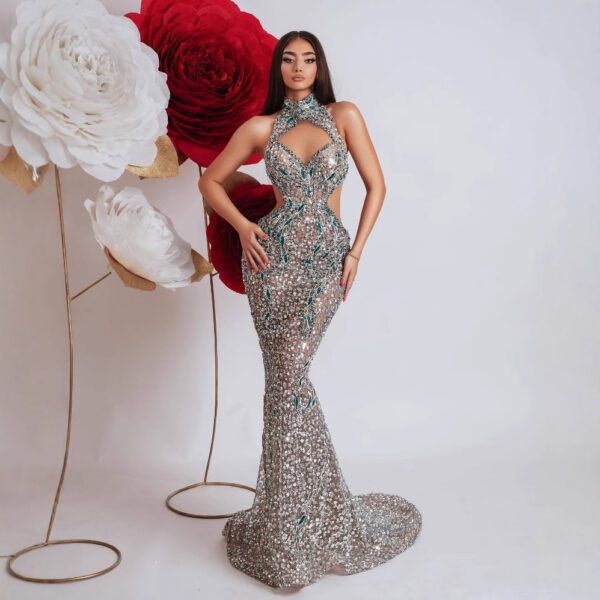 Robe de soirée moulante à col rond et dos nu ornée de diamants colorés