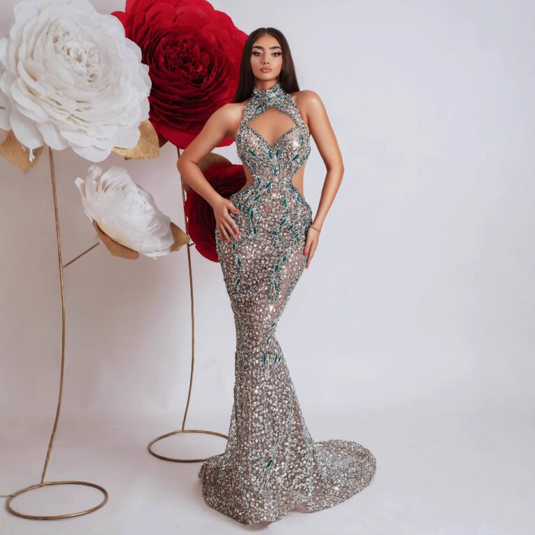 Robe de soirée moulante à col rond et dos nu ornée de diamants colorés