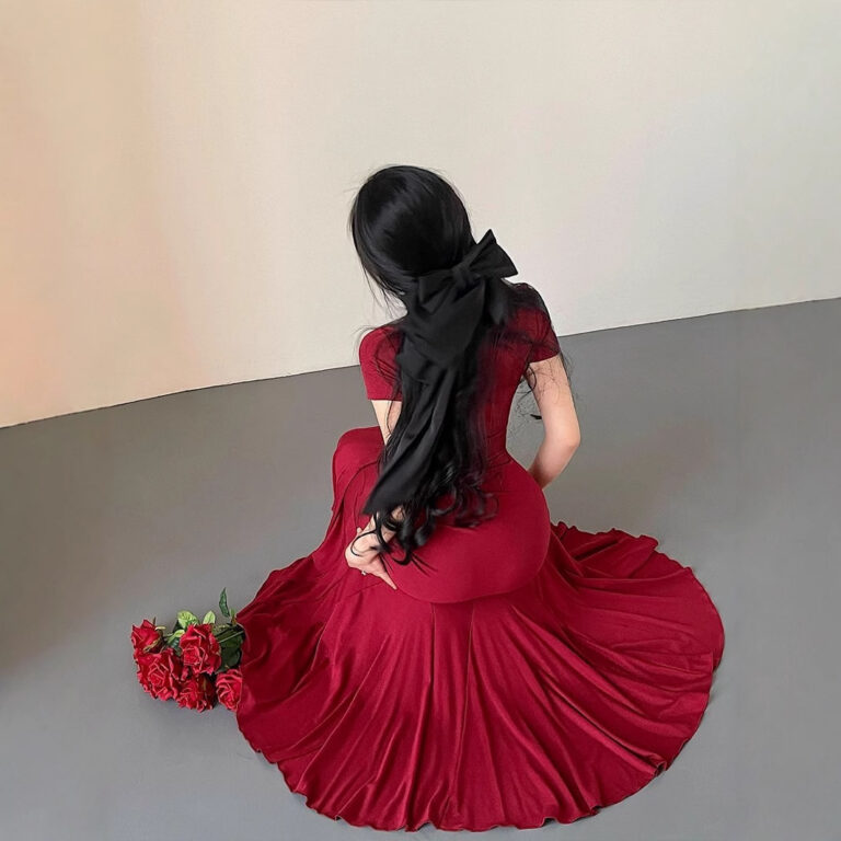 Robe sirène moulante à manches courtes, élégante et plissée, style minimaliste New Hepburn, avec jupe longue drapée et jupe longue.