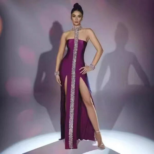 Robe de soirée sexy dos nu à décolleté plongeant ornée de diamants, sans manches, épaules dénudées, coupe ajustée et fente longue