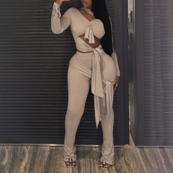 Ensemble haut court ajusté à col en V et pantalon Street Creative pour femme