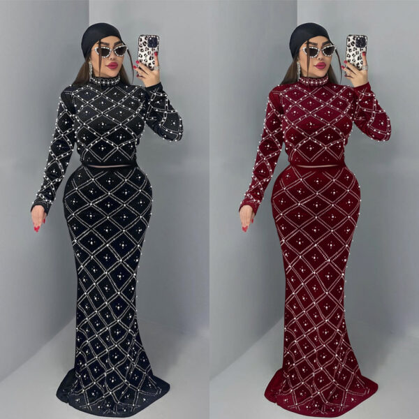 Ensemble deux pièces élégant pour femme : haut et robe longue ornés de strass.