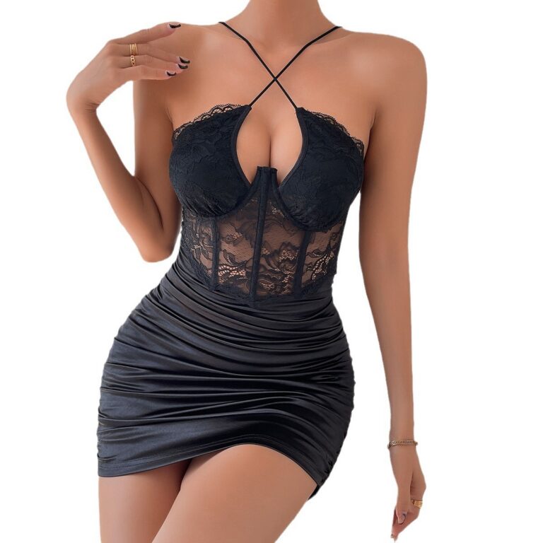 Robe moulante à bretelles croisées, plissée, moulante, à anneaux en acier et coupe ajustée.